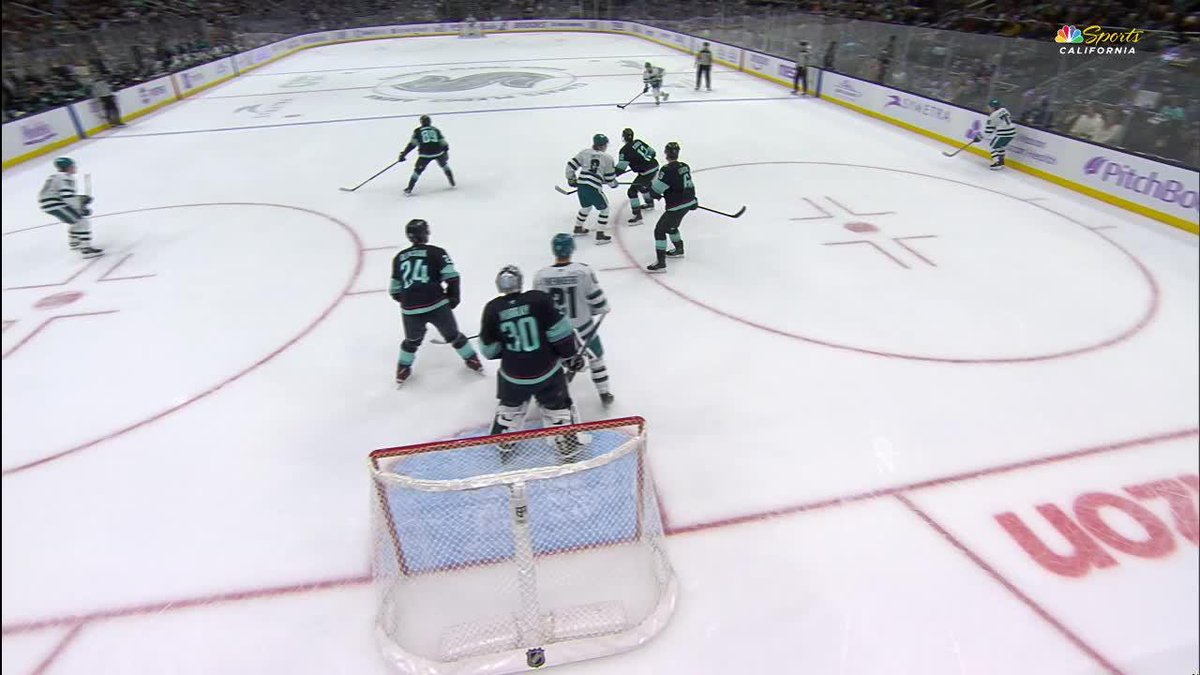Great little backdoor feed here from Macklin Celebrini 🦈