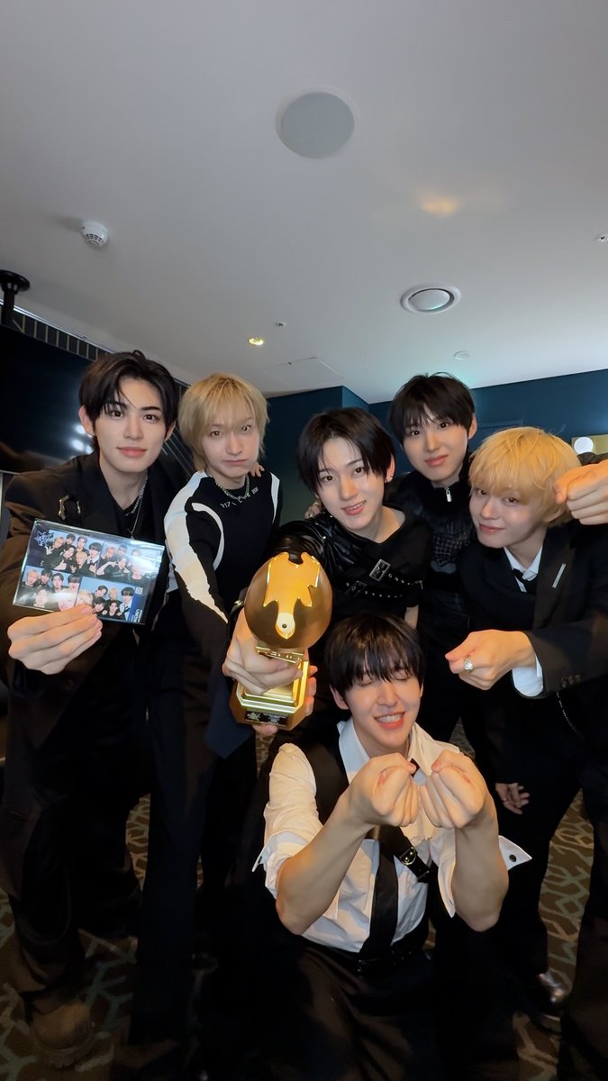 Thank you WeFlip! 💫🏆 #KickFlip #킥플립 #KGMA2025 #IS_RISING_STAR