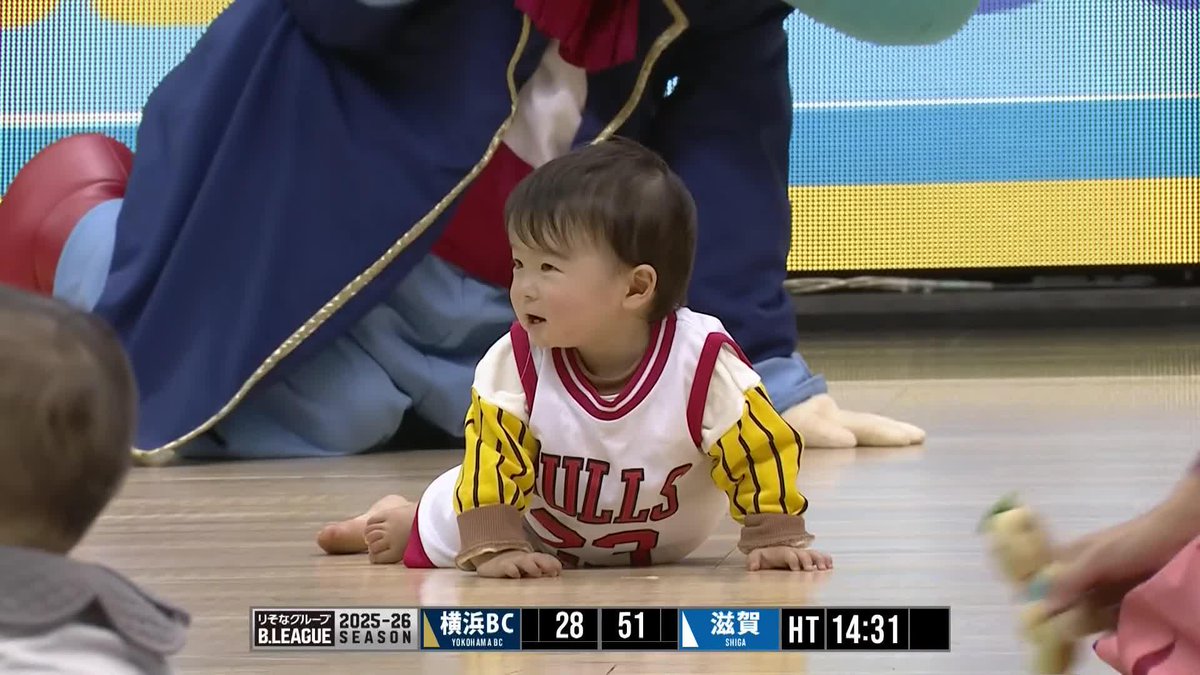 可愛い大渋滞🥰 ハーフタイムにハイハイレース開催👶 横浜ビー・コルセアーズ 📡バスケットLIVEで生配信中 #Bリーグ #りそなグループ
