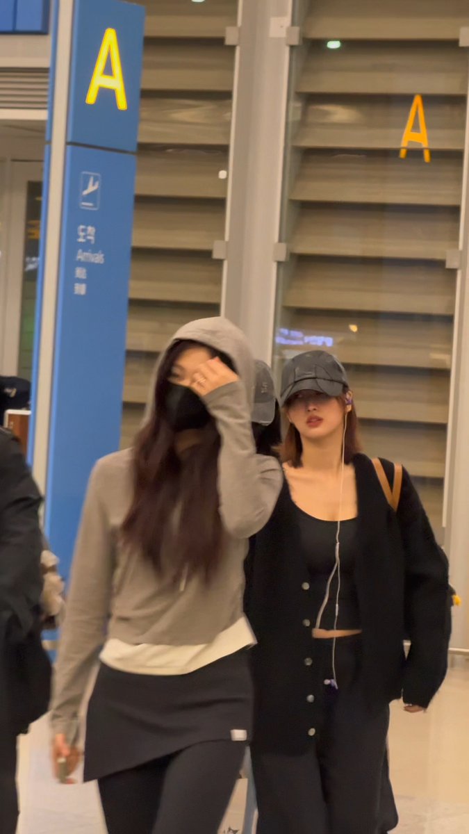 TWICE has arrived back in Korea from Shanghai, China after the fansign events. It seems like Jeongyeon and Sana did not arrive back with them.