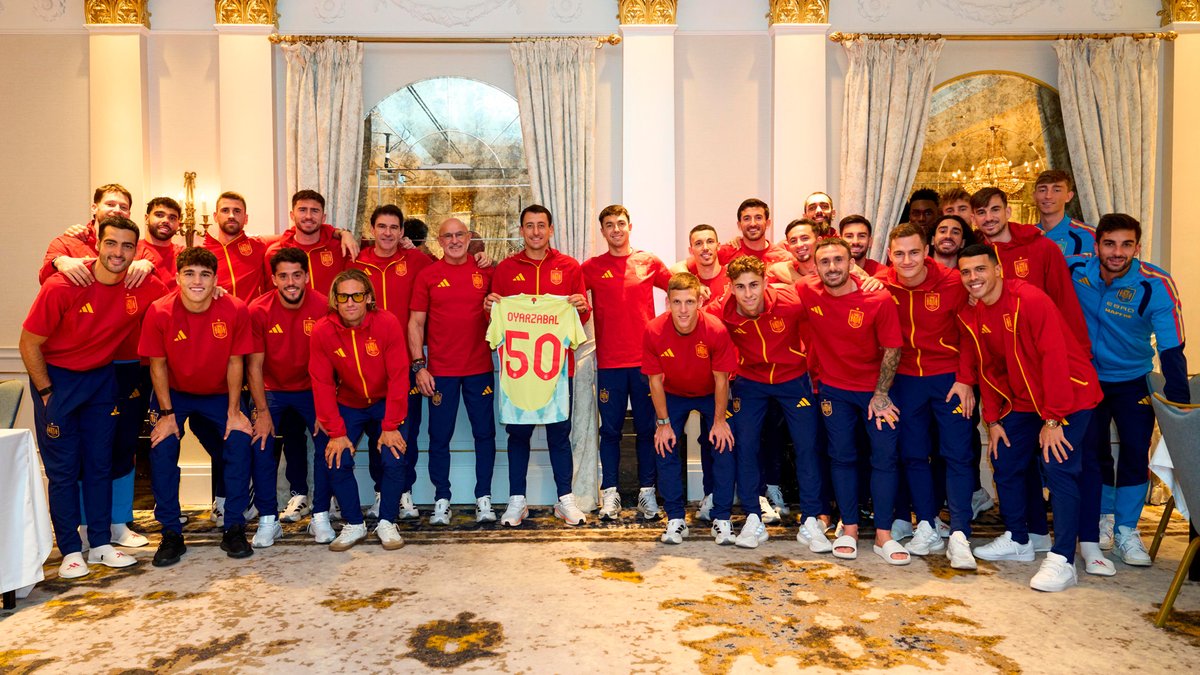 📹 𝗜𝗡𝗦𝗜𝗗𝗘 | Los 50 de Mikel: un reportaje que 𝗡𝗢 𝗧𝗘 𝗣𝗨𝗘𝗗𝗘𝗦 𝗣𝗘𝗥𝗗𝗘𝗥. Acompañamos al atacante internacional Mikel Oyarzabal en uno de los días más especiales en su trayectoria con la Selección Española Masculina de Fútbol. ℹ️ #VamosEspaña | #CopaMundialFIFA