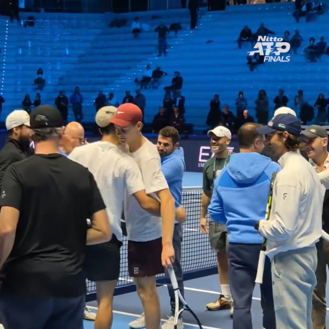 You love to see it 🤝 Carlos Alcaraz 🫂 Jannik Sinner #NittoATPFinals