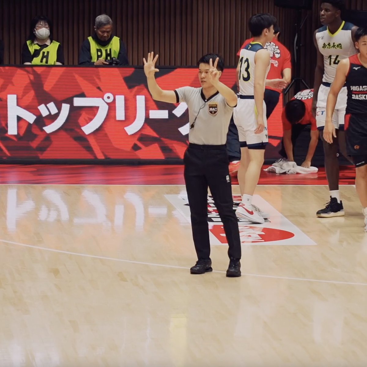 横浜BC U18で選手としてプレーもする高校生審判🏴☠️ 同じユース出身の佐藤 凪擁する東山vs帝京長岡で審判としてコートに立ちました👏 日体大荏原3年 岩永 颯 #U18日清食品トップリーグ #U18日清食品リーグ #高校バスケ