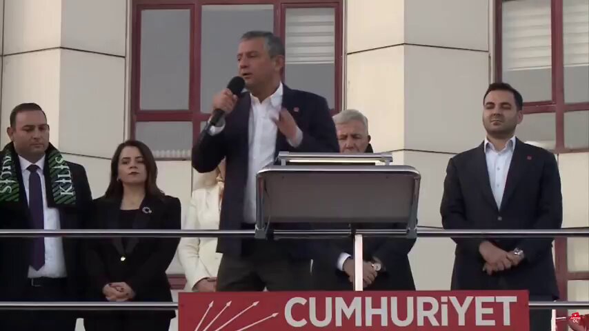 Özgür Özel: "Tele1'e kayyum atadılar, ancak Tele1'deki arkadaşlar bir stüdyoya geçtiler, oradan yayın yapıyorlar. Adı de Tele.... (vatandaşlardan biri Tele1 dedi) değil ablam 2 oldu, birinciyi savcı kaptı, 2 yaptık biz onu."