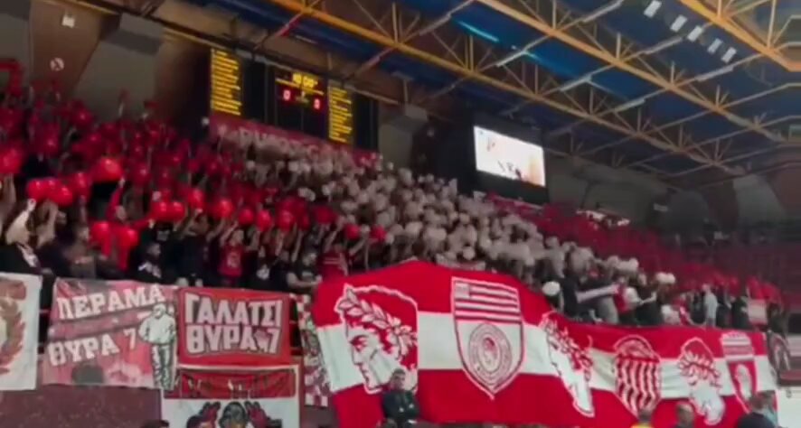 Μαθήματα κερκίδας από τους φίλους του ΟΛΥΜΠΙΑΚΟΥ στην Πάτρα!!!💦 Απίστευτο το γεγονός ότι, η κερκίδα στην Πάτρα είναι καλύτερη από αυτήν στο ΣΕΦ. Απίστευτο... ΜΠΡΑΒΟ ΜΑΓΚΕΣ!🔴⚪😎 #OlympiacosΒC #olympiacos