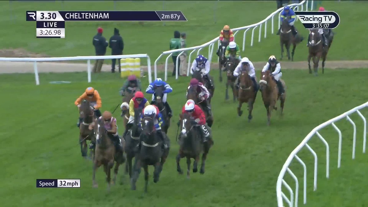 This was a STRONG finish 🙌🏼 Alexei stays on impressively to win the @unibetracing Greatwood Handicap Hurdle 🤩
