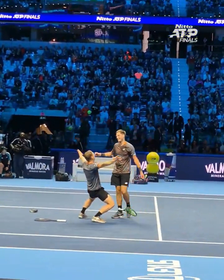 The last team standing 🤜🤛 Harri Heliovaara and Henry Patten capture their first title in Turin and just look at what it means! #NittoATPFinals