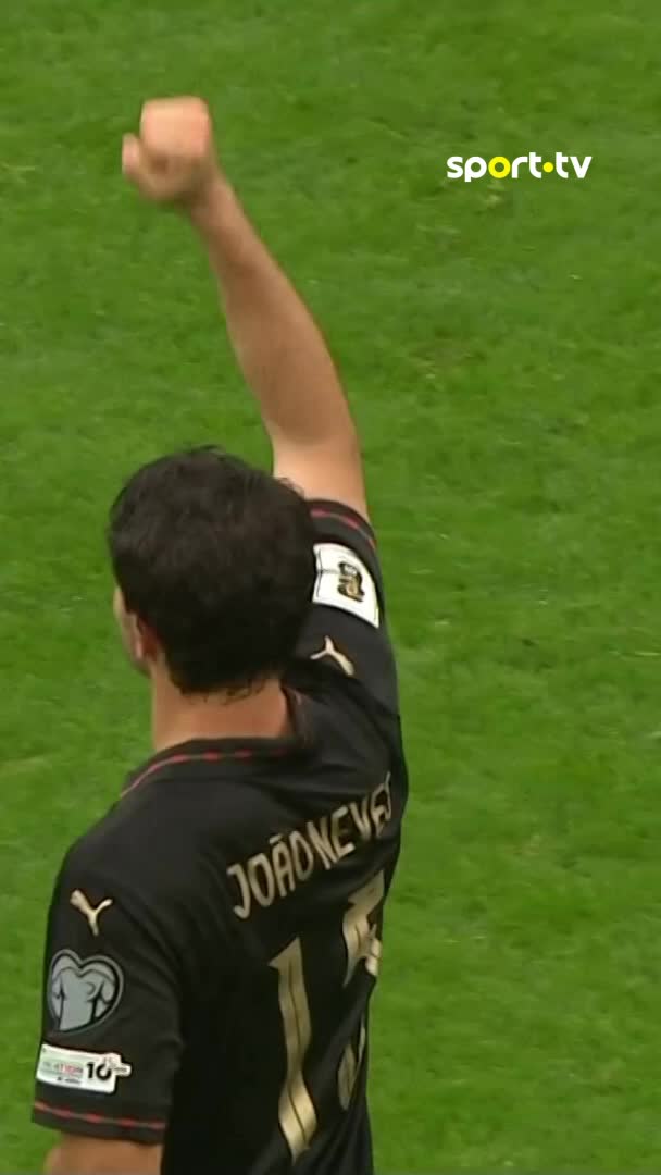 Bruno Fernandes e João Neves tiveram de dividir a bola de jogo 😅❤️ #sporttvportugal #QUALIFIERSnaSPORTTV #QualificaçãoMundial #Portugal #Arménia