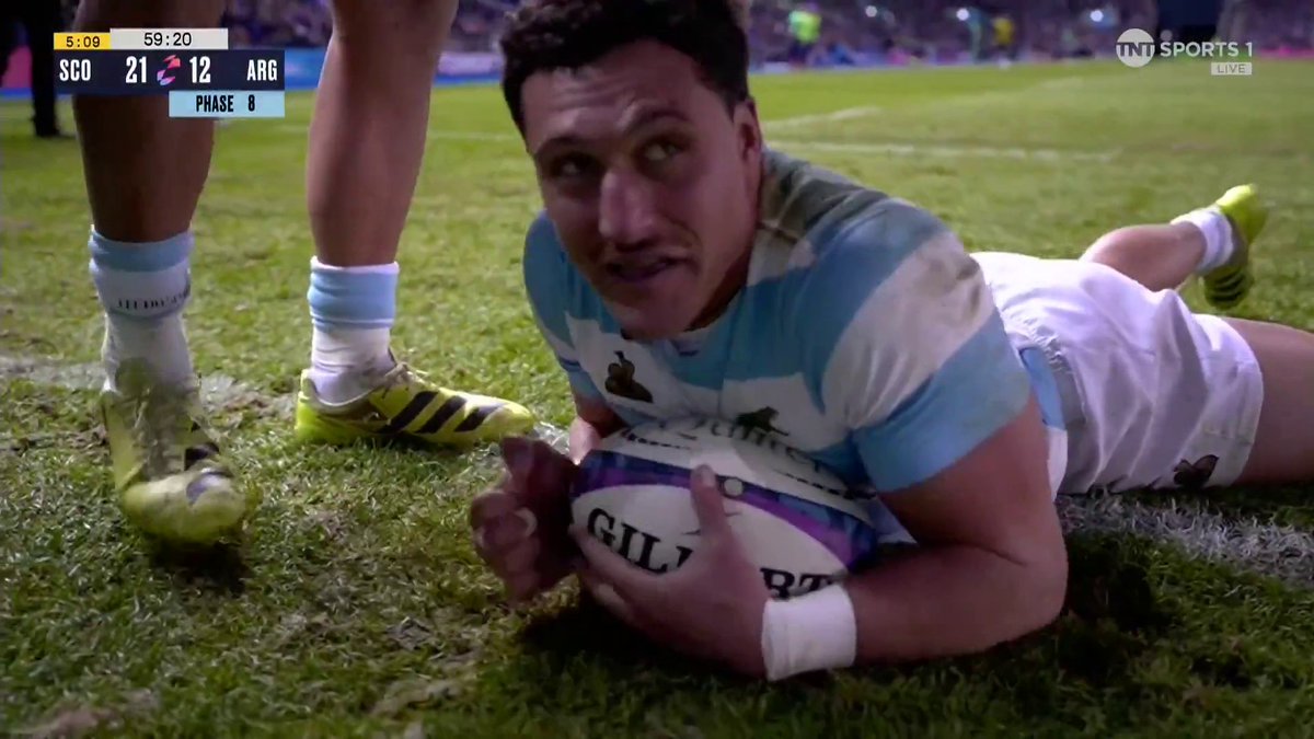 Los Pumas roar! 🐆🔥 Argentina back in the game after two quick tries. Isgro crashes through. The momentum at Murrayfield has shifted! 📺 Watch every #QuilterNS match live on TNT Sports &amp; @discoveryplusuk