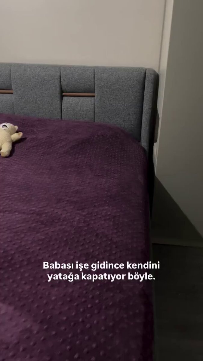 Kadın, eşinin gitmesiyle hemen odaya çekilip uyuyan kedisini paylaştı. “Bence beni sevmiyor”