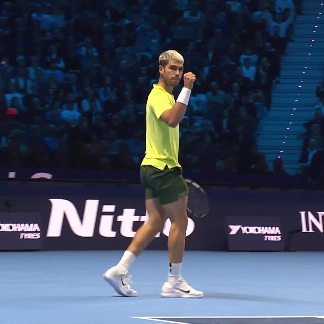 Carlos Alcaraz with a phenomenal forehand against Jannik Sinner at the ATP Finals in Turin. Down the line passing shot on full stretch. 😮💨