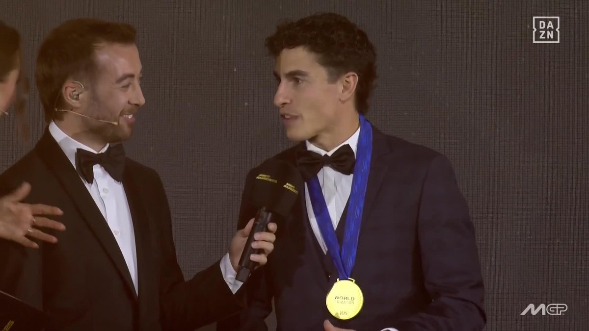 MARC MÁRQUEZ SE SALTA EL PROTOCOLO E INVITA A TODA SU FAMILIA AL ESCENARIO ❤️ #MotoGP 🏁