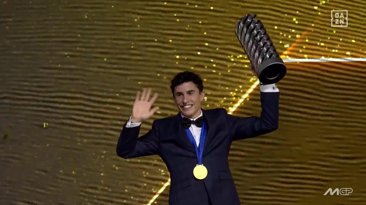 ES TODO TUYO. PORQUE ERES EL REY 👑 Marc Márquez levanta al cielo de Valencia el título de campeón de #MotoGP 🏁