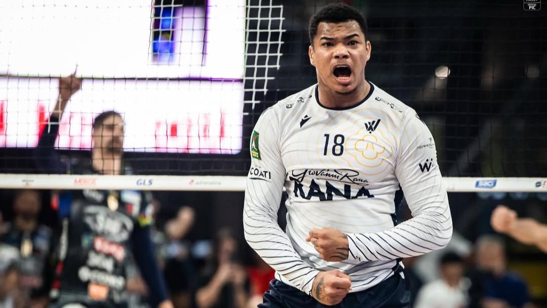 #SuperLega 🇮🇹: DARLAN, THE GAME-CHANGER! 🔥 Perugia and Verona were deadlocked at 9–9 in the tie-break when Brazilian opposite Darlan 🇧🇷 took the ball. What followed was pure chaos: three aces in a row, a spectacular hat trick that shattered the balance and handed Verona the momentum they needed to win this unforgettable 3–2 battle. 💥 📺 Watch the Italian League LIVE on VBTV: 🏐 #Volleyball #Volei #Pallavolo