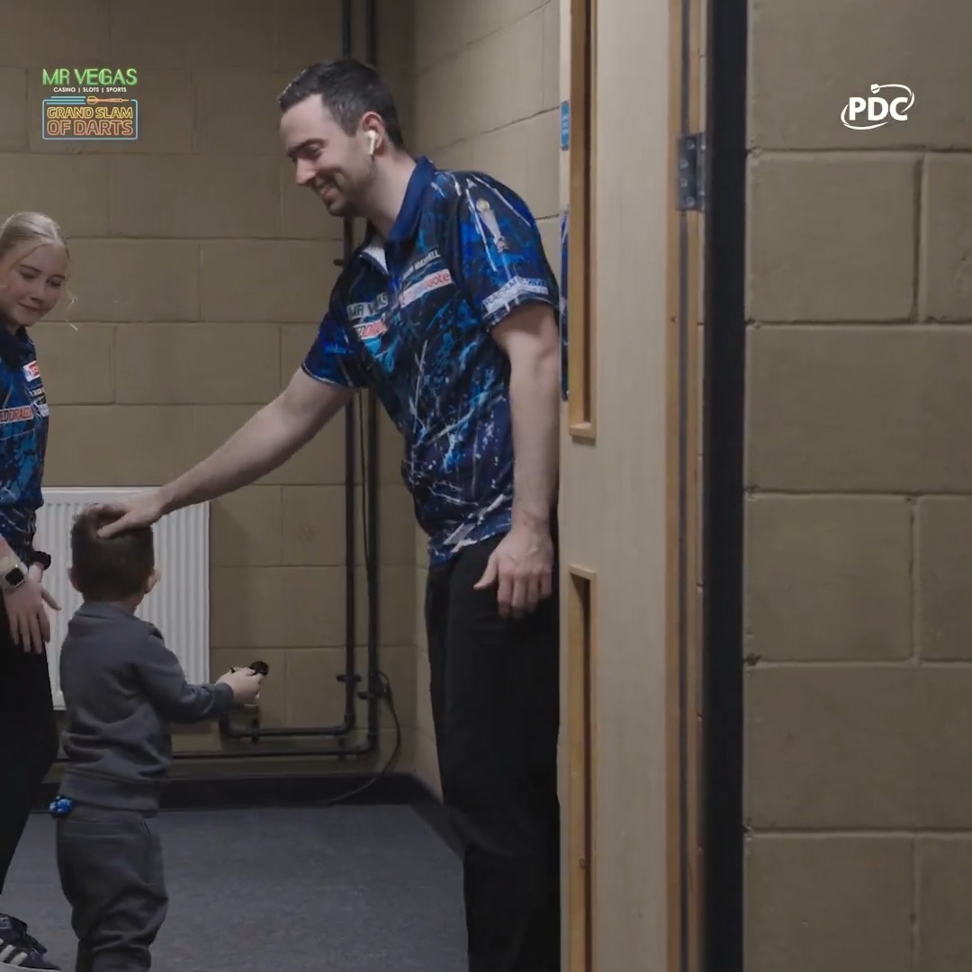Wholesome pre-match preparation. ❤️ #GSOD | Luke Humphries