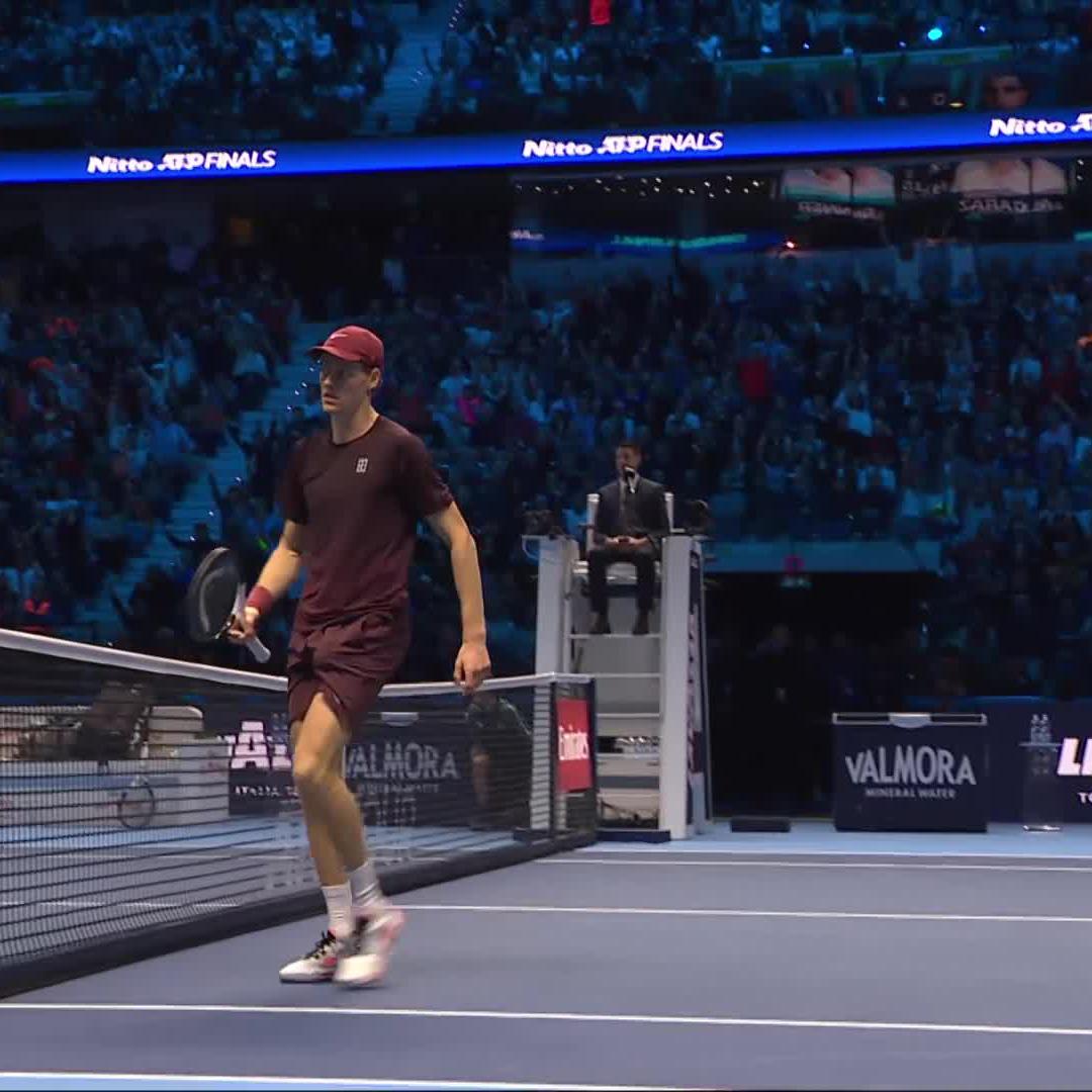 Jannik Sinner wins another STUNNING point against Carlos Alcaraz in Turin. His groundstrokes are absolutely ridiculous. He refuses to get pushed off the baseline and strikes everything so cleanly… A literal machine. 😮💨😮💨