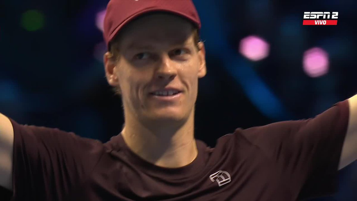 ¡JANNIK SINNER VENCIÓ A CARLOS ALCARAZ Y ES BICAMPEÓN DE LAS #ATPFINALS! 🏆🇮🇹. 📺 Mirá las #ATPFinals en el Plan Premium de #DisneyPlus.