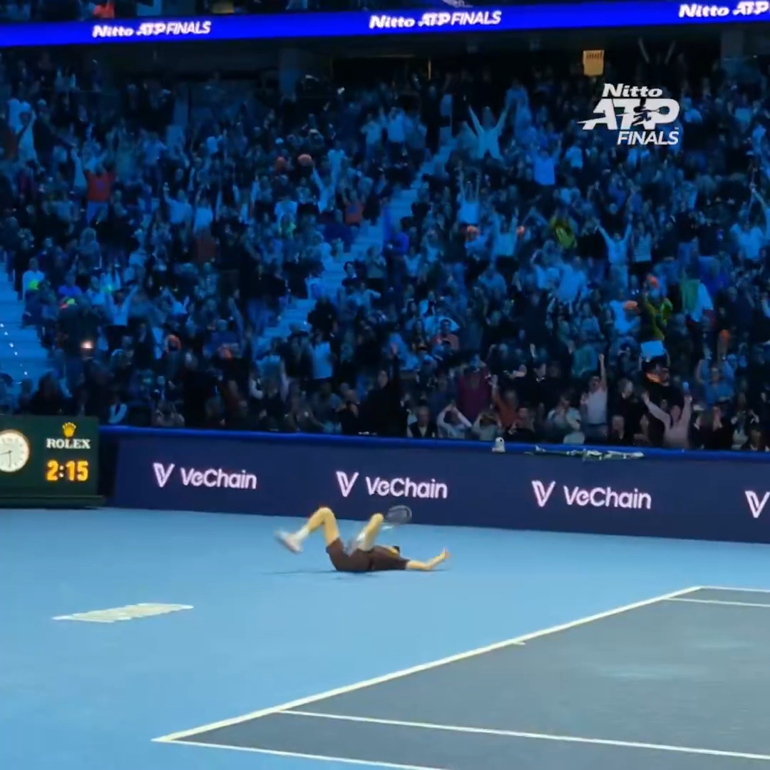 The first time was so nice, he had to do it twice 🏆 Jannik Sinner defeats Alcaraz to be crowned champion in Turin for the second consecutive time without dropping a set! #NittoATPFinals