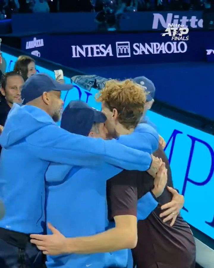 There is no ‘I’ in team 🫂 Jannik Sinner shares a special moment with his team and loved ones! #NittoATPFinals