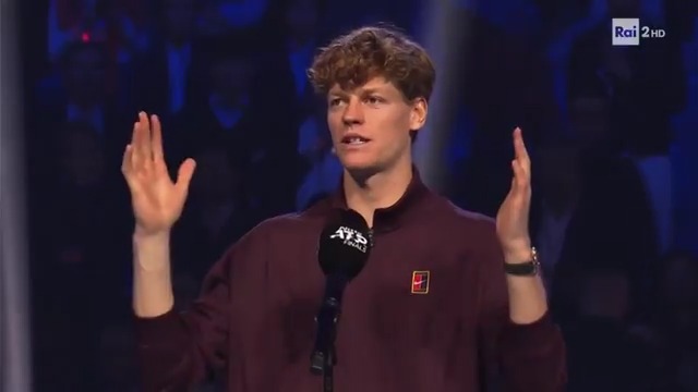 "Grazie a tutti voi, sembra di stare in un campo di calcio. Sono molto contento di darvi almeno qualcosina di positivo" #Sinner #NittoATPFinals