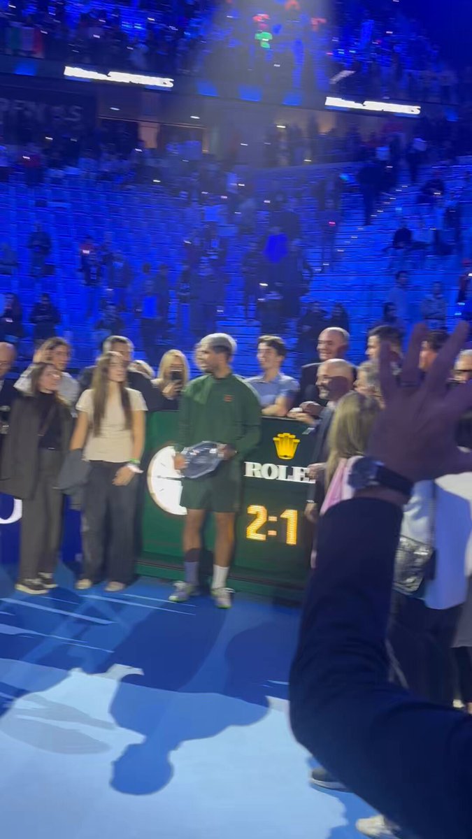 Carlitos still had time to meet some guests. With a smile.