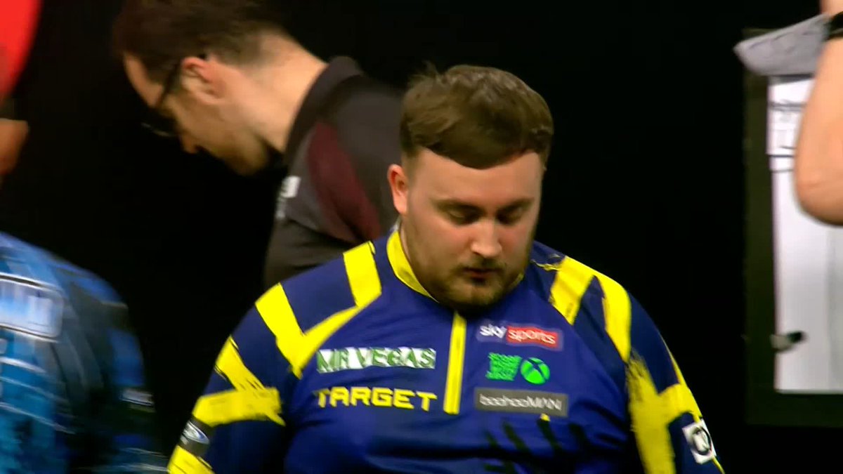 ONE AWAY! Luke Littler is on the cusp of retaining his Grand Slam crown! The World Champion has stretched his lead to 15-10, and Humphries must now win the remaining six legs to take the title! 📺 #GSOD | Final