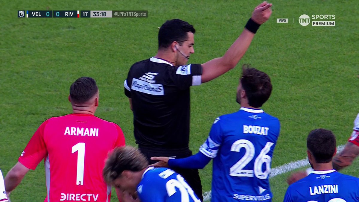 ⛔️ El PENAL NO COBRADO por Rey Hilfer a favor de #Vélez. Mano clara del defensor de River, que el juez no quiso ni revisar.