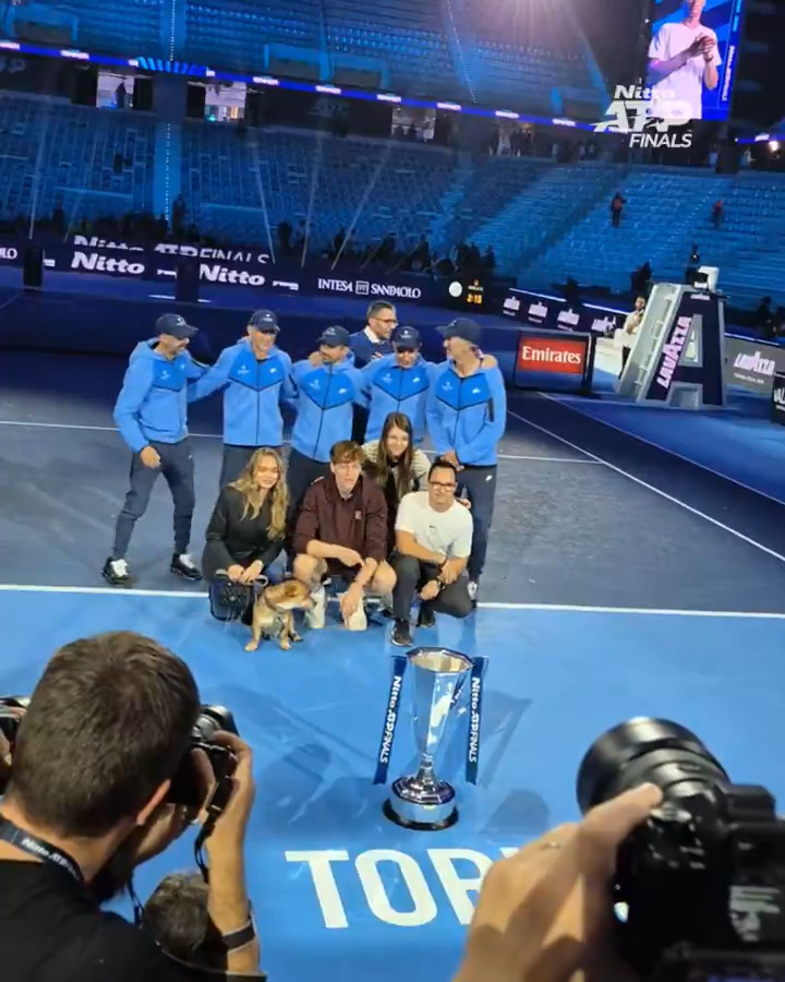 Time for a team photo with a special guest 🐶😅 Jannik Sinner | #NittoATPFinals
