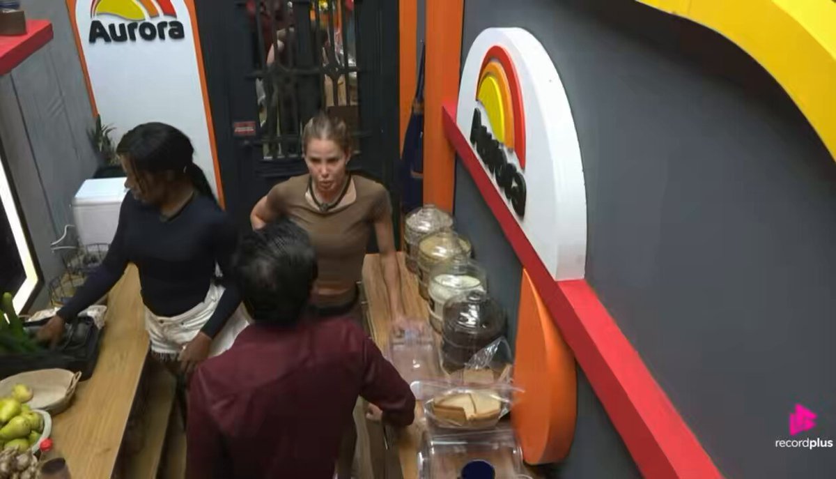 Agora Saory está criticando Duda para Dudu #AFazenda