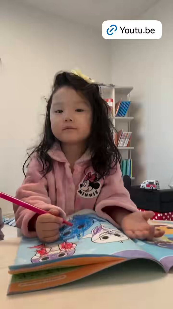 채이야 조형우 삼촌이 채이 랜디네 집 갔을 때 과자 주셨잖아 그거 왜 안받았어? ㄴ 나 부끄러워서.. 다음에 만나면 받을거야? ㄴ도리도리 왜? ㄴ부끄러워서.. 아 채이 진짜 조형우삼촌 좋았나봐ㅠㅠ