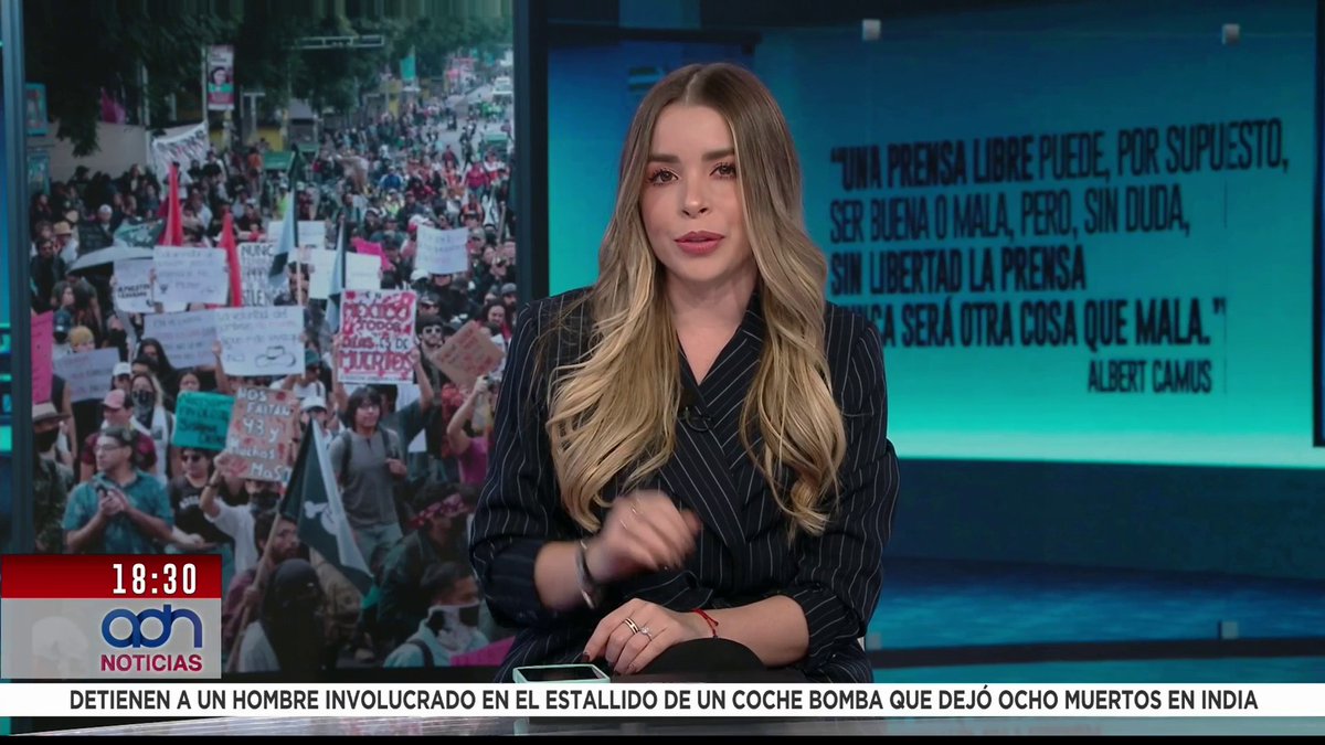 ¿Cuál era la urgencia?🤔 Tras retirar las vallas que cuidaron Palacio Nacional durante la #MarchaNacional de la #GeneraciónZ, equipos de limpieza llegaron a borrar las evidencias de la represión en un Zócalo que fue limpiado, pero que no quita la inconformidad de la ciudadanía❌
