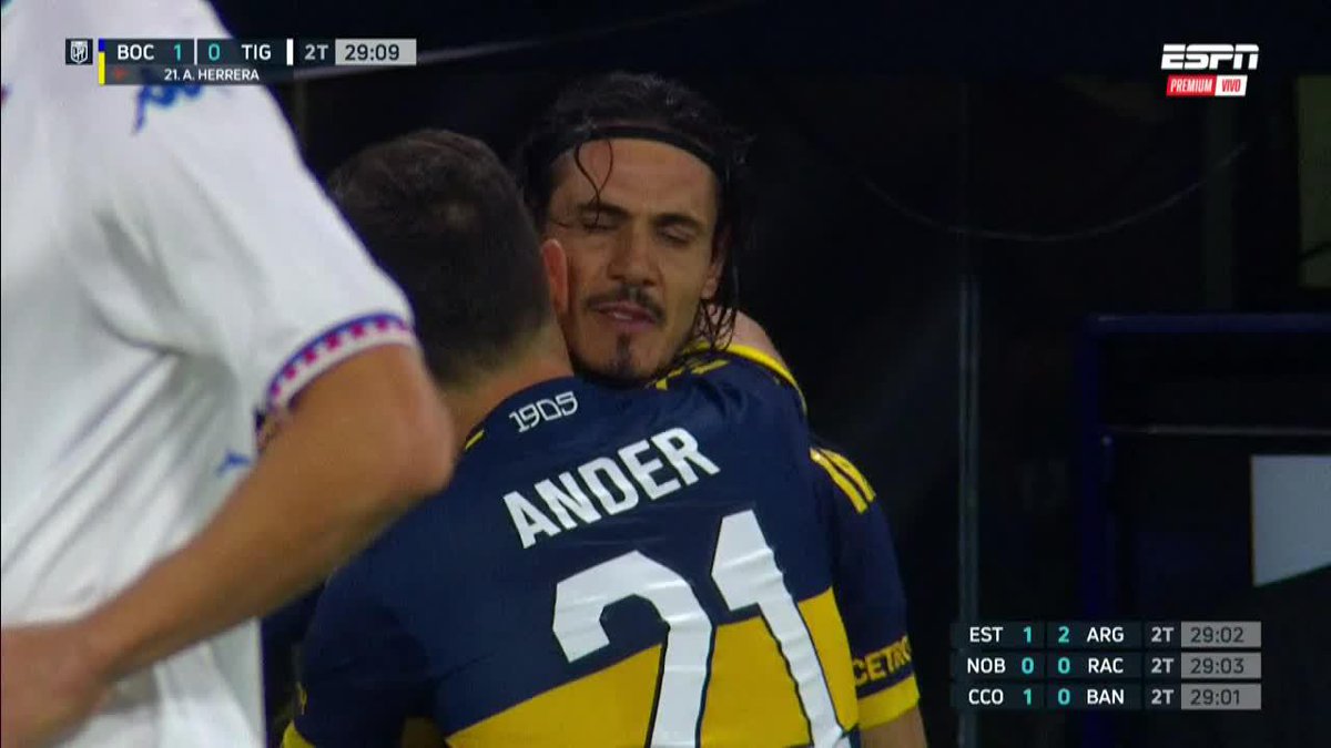 👏La OVACIÓN de LA BOMBONERA a ANDER HERRERA que se fue reemplazado por EDINSON CAVANI que vuelve a jugar tras 63 días (no jugaba desde el 14 de septiembre).