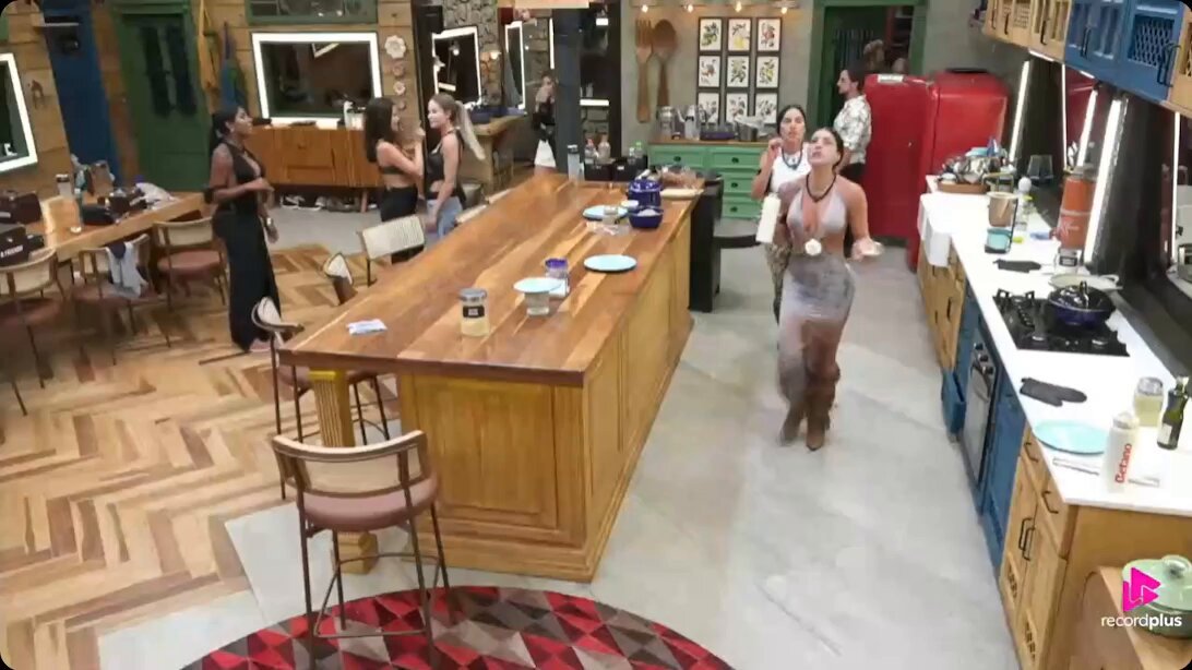 🚨TAMIRES ESTÁ DESCONTROLADA PERSEGUINDO A RAYANE PELA CASA! Tá forçando tanto… 💤 #AFazenda
