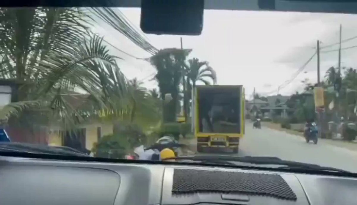 Seorang pelanggan di Desa Kencana yang menggunakan perkhidmatan syarikat pindah barang menjadi mangsa kemarahan pekerja syarikat kerana bayaran didakwa belum dijelaskan📦💥. Pekerja tersebut hilang sabar dan terus melempar barang dari lori ke tanah dengan kasar, mengakibatkan beberapa barang rosak😡. Diingatkan⚠️, baik pelanggan mahupun pekerja pindah barang perlu kekal tenang dan jelas mengenai bayaran, kerana tindakan ganas hanya merugikan diri sendiri dan orang lain. Mereka yang tidak mengikut peraturan dan bertindak melulu harus renungkan tindakan sendiri👉, jangan kerana marah sekejap merosakkan hak kedua-dua pihak dan jadikan masalah kecil bertukar menjadi besar🔥.