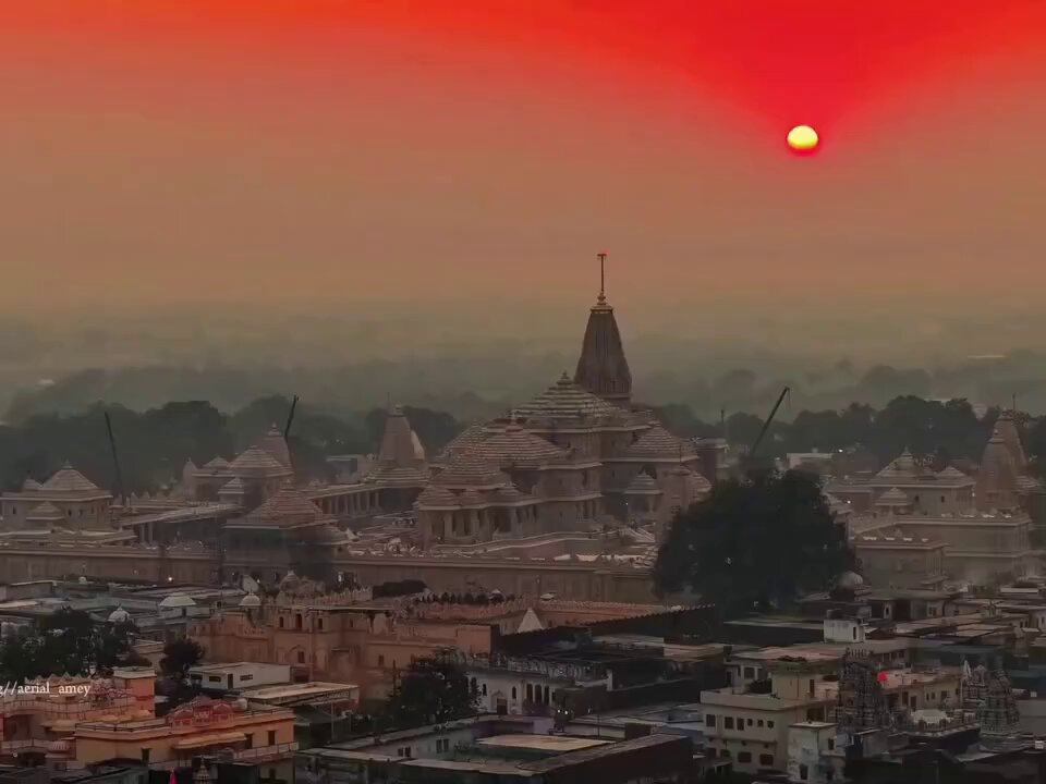 अयोध्या में सूर्योदय के समय श्री राम मंदिर के पवित्र दर्शन सचमुच दिव्य है। जय श्री राम 🙏