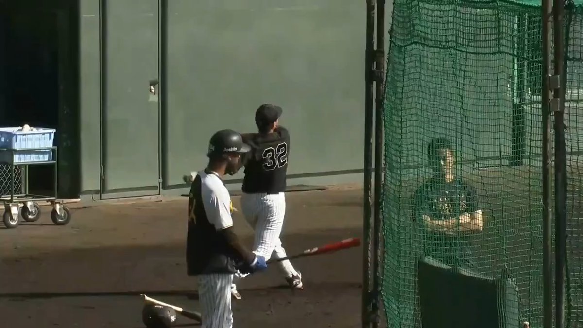 【安芸】 自らトスを上げて豪快にかっ飛ばす井上広大選手! #hanshin #虎テレ #阪神タイガース #秋季キャンプ 虎テレでは秋季キャンプをライブ配信