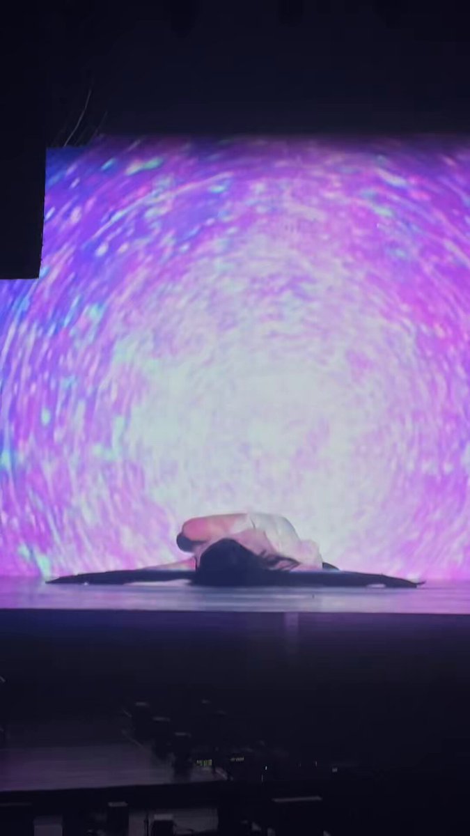 สวยมาก เพลงเพราะ ท่าสวย ทุกอย่างดีมากๆ เป็นโซโล่ที่จำไม่มีลืมเลยอะ ขนาดดูสองวันยังว้าวแล้วว้าวอีก สวยมาก เขาสวยมากๆ แต่พอจับไมค์คือมักเน่เลย เสียงเล็กเสียงแปด อุ๋งอิ๋งมาก