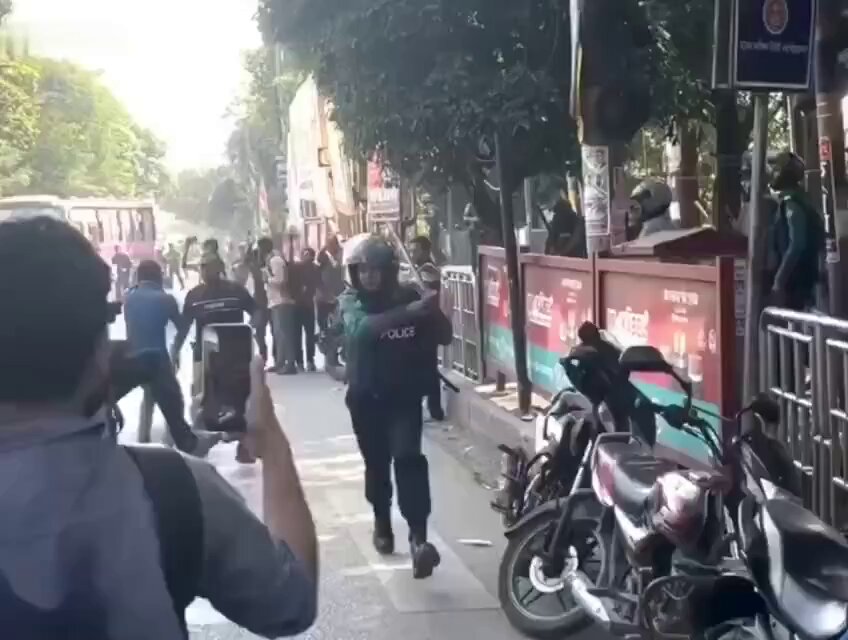 Latest visuals from Dhanmondi-32, Radical mob attacked police. Radicals have come with Buldozer to demolish the house of Sheikh Hasina.