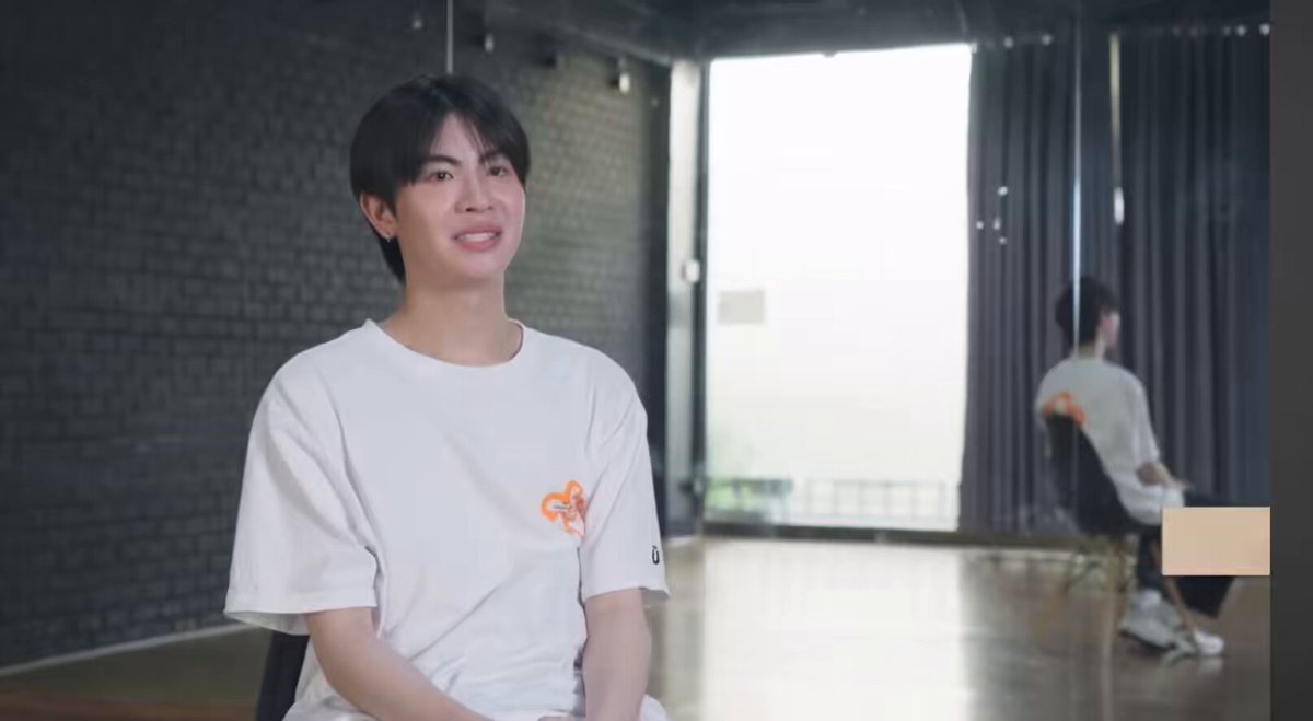 เลือก1คนให้รางวัลมิตรภาพดีเด่น 🐰ถ้าต้องเลือกให้คนนึงก็คงเป็นพี่เติ้ลคับ เพราะว่าพี่เติ้ลมาช่วยแต่งแรพให้ผมด้วย พี่เค้านิสัยดี 😙 พูดไปยิ้มไปใจมันเอียงไปหาเค้าตั้งนานแล้วแต่ไม่รู้ตัว งืม