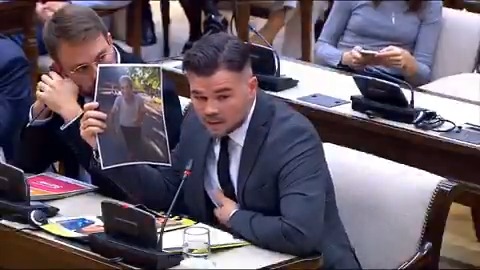 #EnDirecto | Rufián se dirige al PP y a Mazón: "No me hablen de respeto a las víctimas porque ustedes pusieron una corrida de toros de 1997 durante el funeral. Y usted se comportó como un psicópata presentándose ahí contra el criterio de los familiares. Lo digo alto y claro"