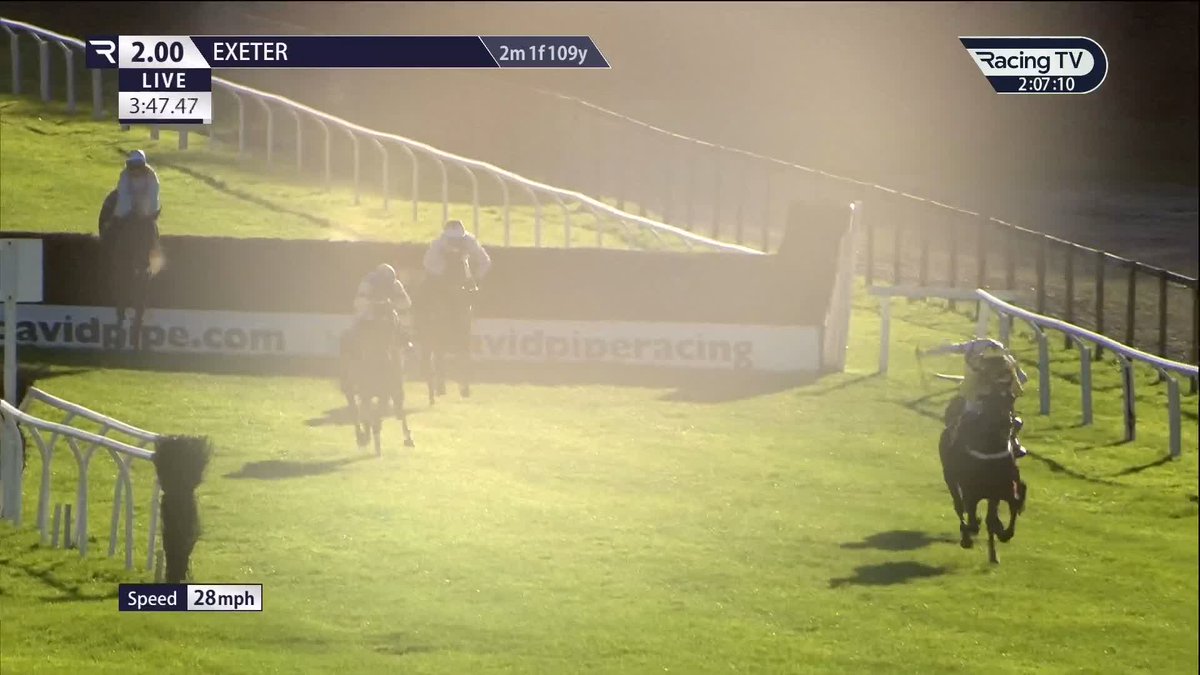 Different CLASS 🟨⬛️ Despite getting a bit edgy in the prelims, Lulamba produces a polished chase debut. Grade 1 novice chases await. Nicky Henderson | Nico de Boinville