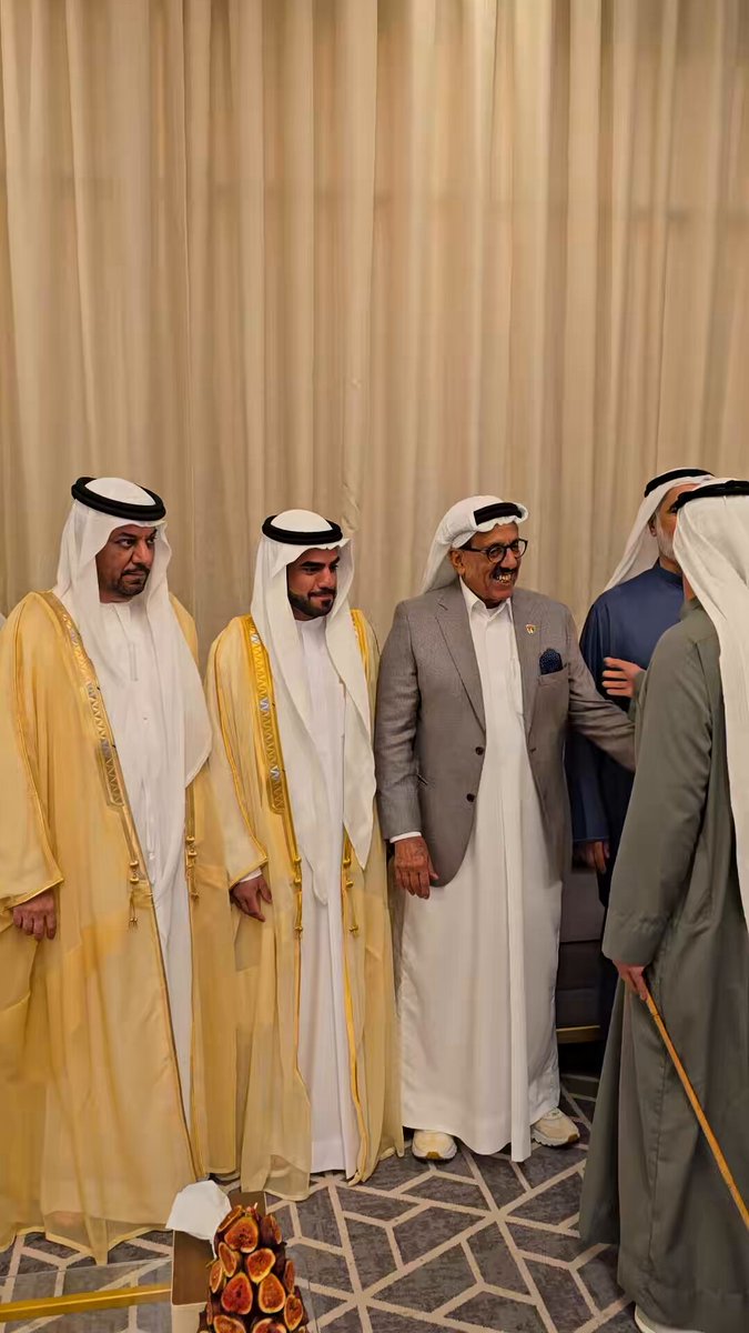 فور وصولي إلى دبي اليوم، توجهت مباشرة لحضور حفل زفاف الابن العزيز محمد الحريز الفلاسي، على كريمة عبدالحكيم محمد البناي. سعيد جداً أنني استطعت أن أبارك للابن محمد شخصياً، وأن أشارك الأسرة هذه اللحظة الجميلة. نسأل الله عز وجل أن يبارك للعروسين، ويجمع بينهما على الخير والمحبة، ويرزقهما السعادة والهناء في حياتهما القادمة، وأن يعينهما على بناء أسرة صالحة ومستقرة. مبروك لأهل الفلاسي والبناي، وللعروسين الكريمين. والله يديم الأفراح ويُبارك لهم فيما أعطاهم.