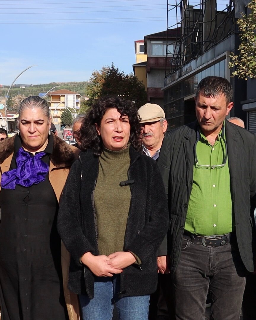 Halide Türkoğlu: Katledilen işçilerin adaletini savunacağız Kadın Meclisi Sözcümüz Halide Türkoğlu, kadın meclisimiz ve il örgütümüz, Dilovası’nda meydana gelen patlamanın yaşandığı fabrikanın önünde basın açıklaması yaptı.