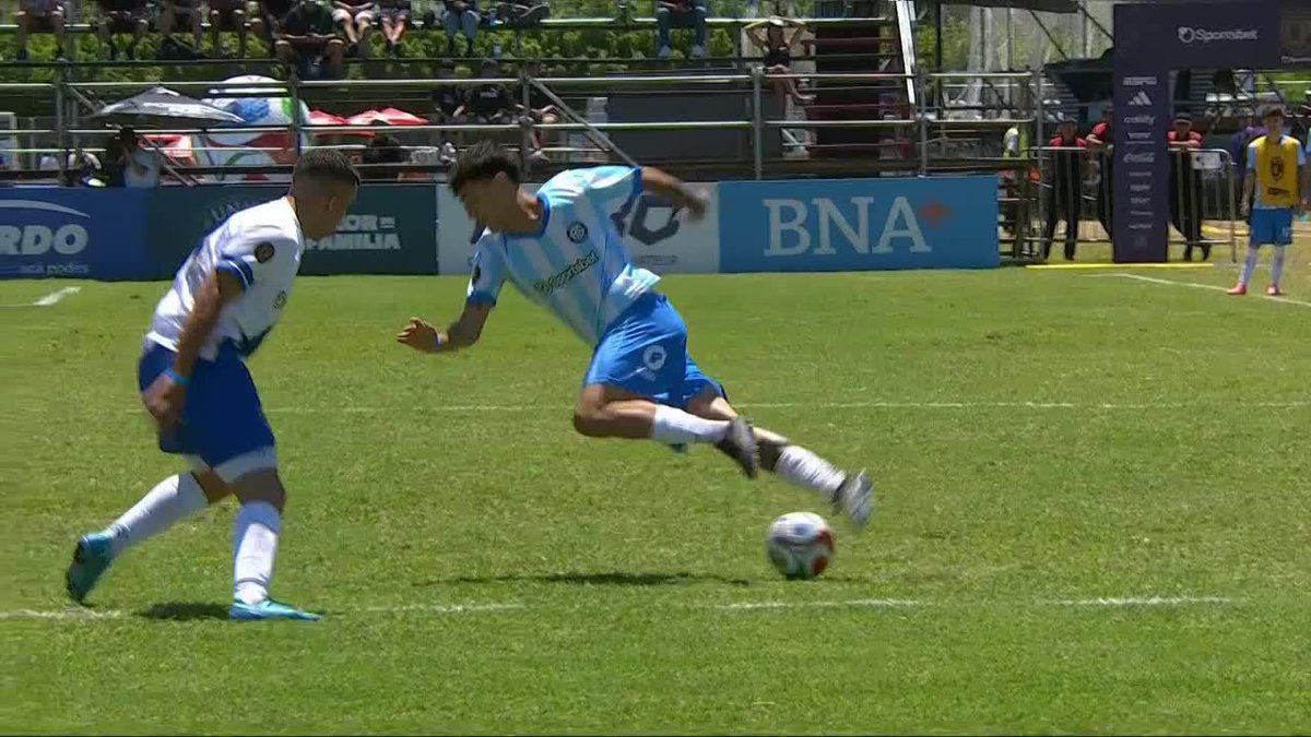 Al 5 de Argentina Streamers se le complicó con la pelota y, de caliente, cerró todo con un patadón. 📺 Mirá la #CopaPotrero en el Plan Premium de #DisneyPlus y el canal de YouTube de ESPN Fans