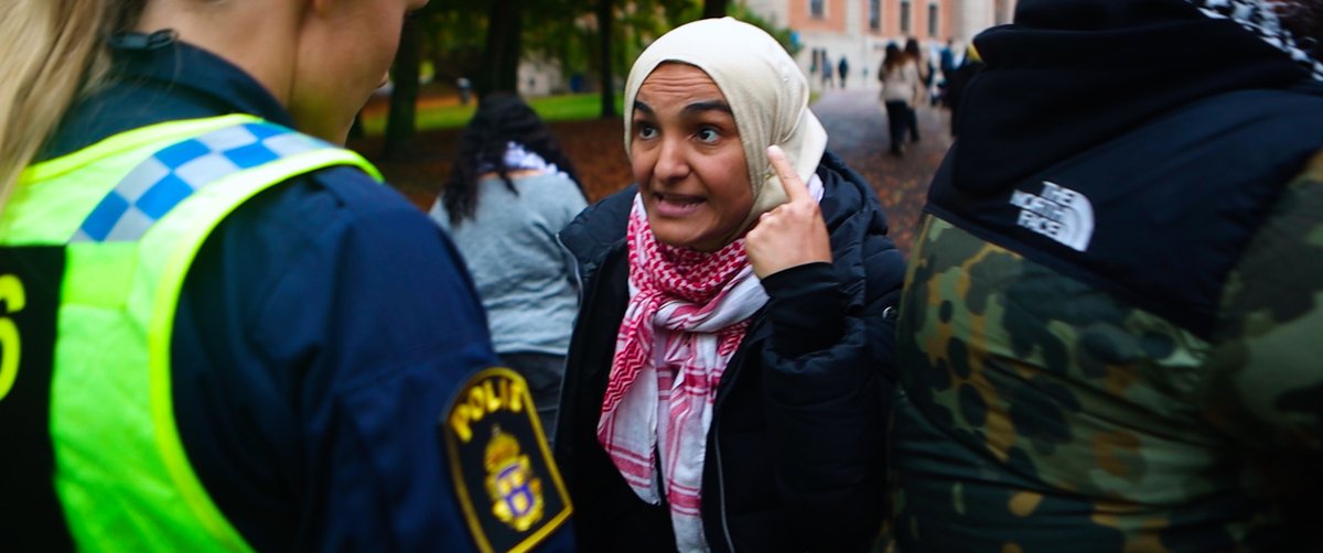 Bilden av “läraren” Tara Saleh klarnar när elever och kollegor vittnar om trakasserier och öppna hyllningar av Islamiska statens terrorism. Hotbilden växer när jag avslöjar hennes släktkoppling till det kriminella Bergsjönätverket. 📹 Se dokumentären: