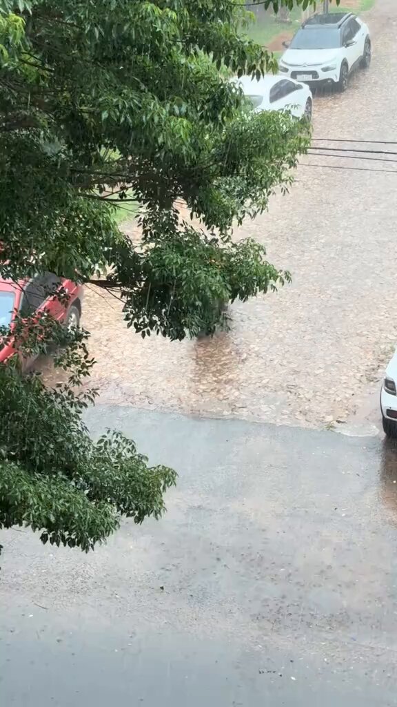 ▶️ EL REPUDIO SE SINTIÓ EN REDES | 😤 😱Trabajador apeligró su vida para hacer entrega de un pedido. 💥En redes recomiendan a todos que no piden delivery en épocas de lluvia. “Esperen a que escampen”, escribieron. 🎥: sylviavillalbapy. (TT).