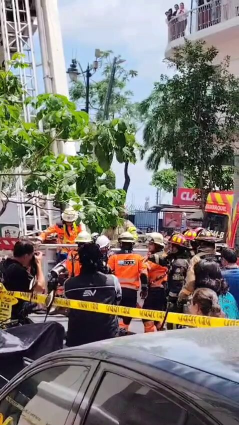 Uno de los trabajadores volvió a subir, se enteró que la mujer subió al último piso a ver el celular de él que se le había quedado, estaba desbloqueado.