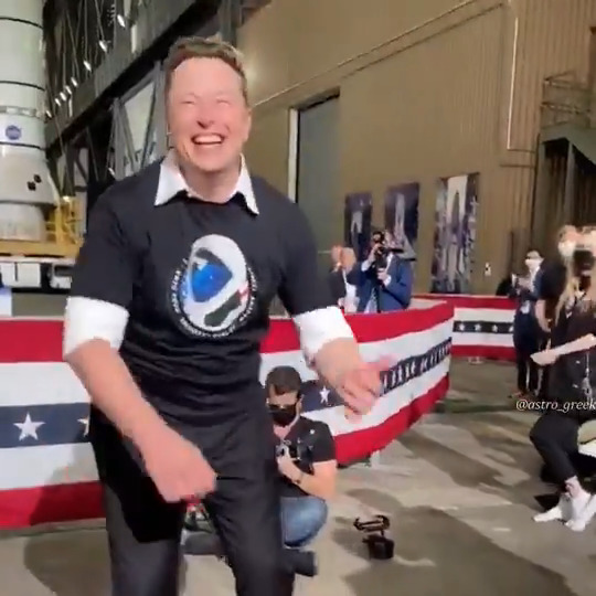 We need more happy Elon moments like this one ❤️