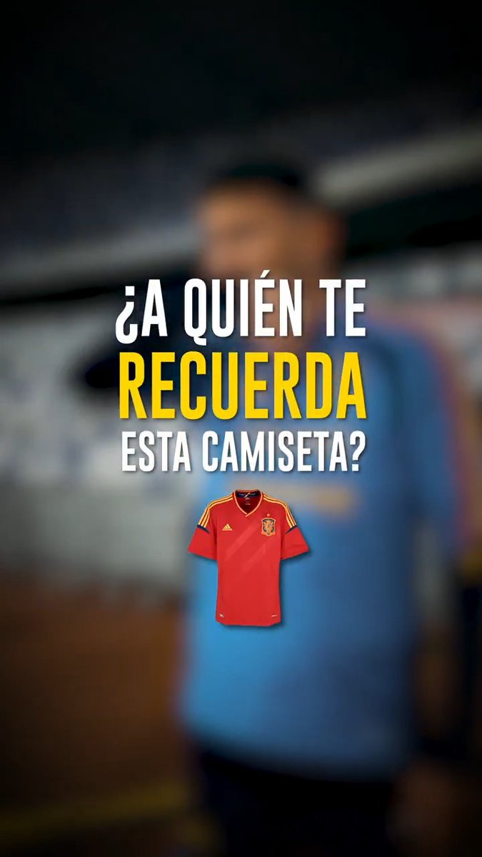 🤔 ¿A qué futbolista histórico de la Selección Española Masculina de Fútbol te recuerda esta camiseta? ¡¡𝗟𝗼𝘀 𝗷𝘂𝗴𝗮𝗱𝗼𝗿𝗲𝘀 𝗿𝗲𝘀𝗽𝗼𝗻𝗱𝗲𝗻!! #VamosEspaña | #CopaMundialFIFA