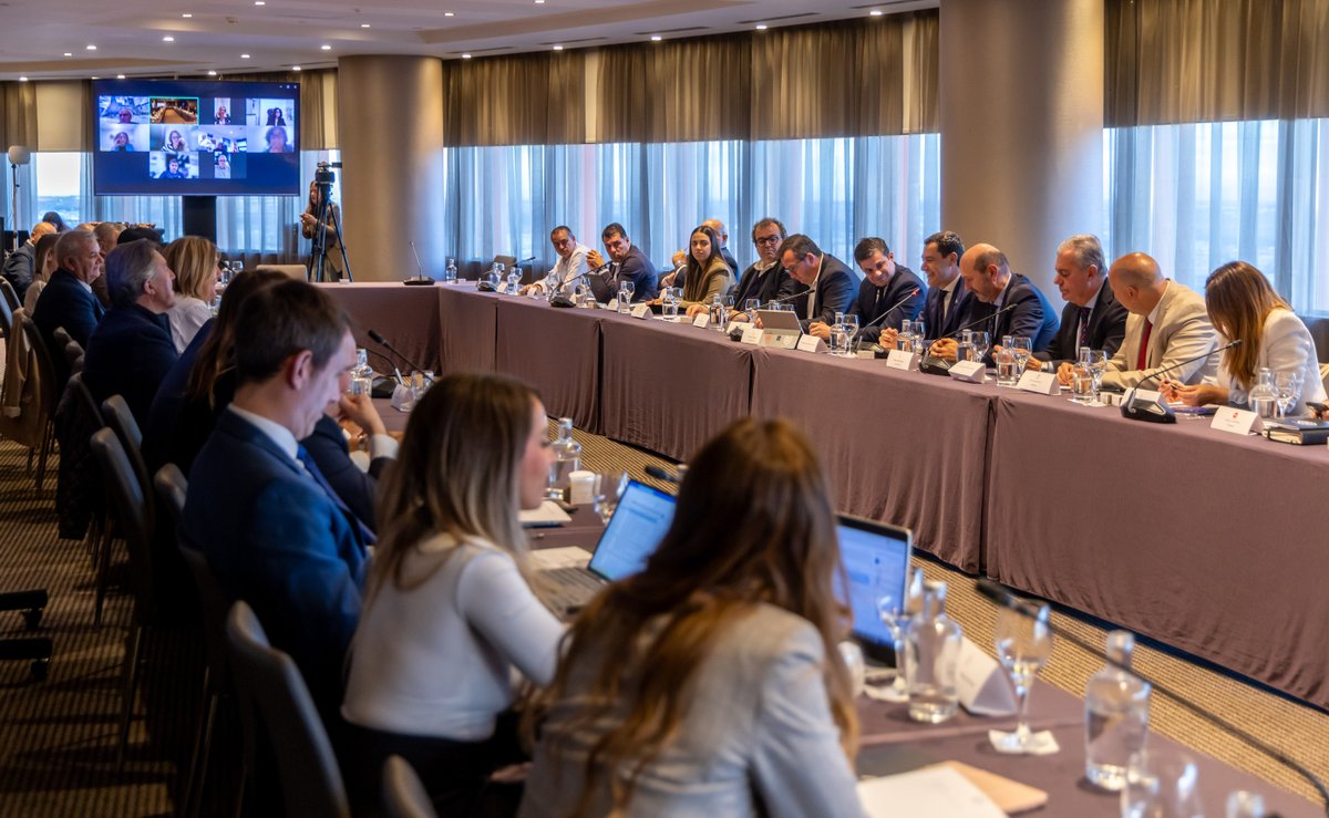 📹 La RFEF elige a 𝗟𝗮 𝗖𝗮𝗿𝘁𝘂𝗷𝗮 𝗱𝗲 𝗦𝗲𝘃𝗶𝗹𝗹𝗮 🏟 como sede de las tres próximas finales de la #CopaDelReyMAPFRE ➡️ El presidente de la RFEF, el alcalde de Sevilla, José Luis Sanz y el presidente de la Junta de Andalucía, Juanma Moreno, han presentado el acuerdo.